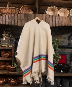 Poncho Crudo con rayas arcoiris con capucha confeccionado con mantas Val de San Lorenzo